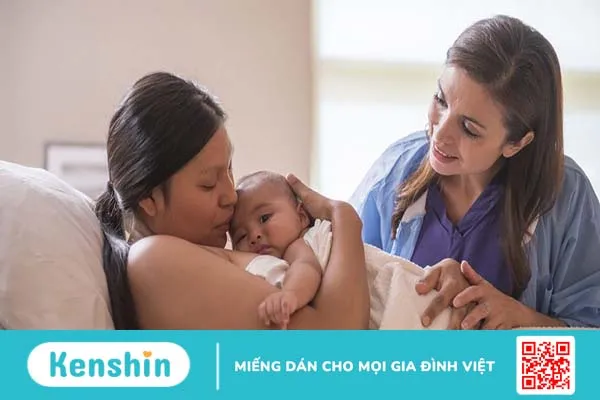 Sau sinh 1 tháng bị ra máu đỏ tươi có nguy hiểm không?