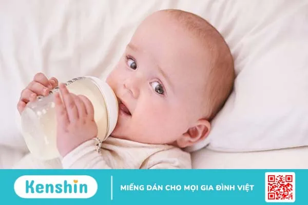 Tại sao bé ăn dặm bỏ sữa? Các mẹ nên làm gì khi bé ăn dặm bỏ sữa?