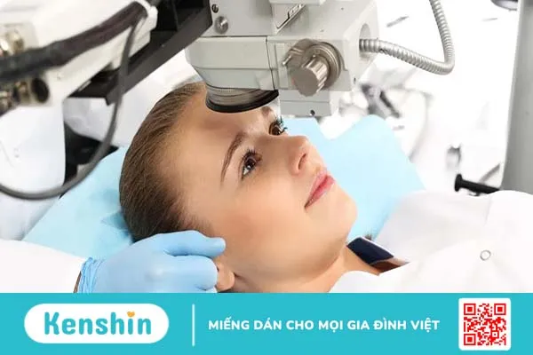 Thắc mắc: Đeo lens cận có mổ mắt được không?