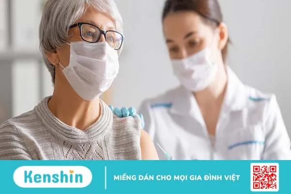 Tiêm vaccine Moderna có sốt không? Phải làm sao nếu sau tiêm vaccine Moderna bị sốt?