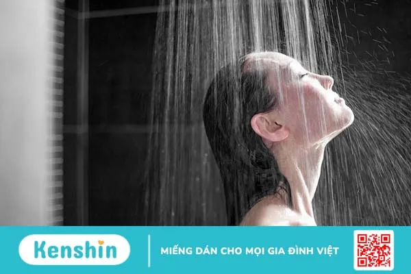 Tới tháng có nên tắm nước lạnh không?