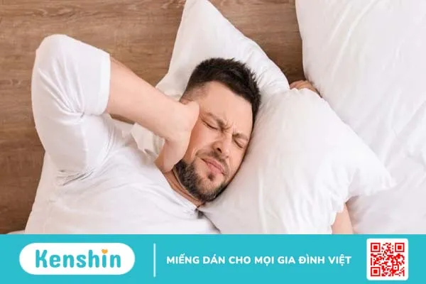 Ù tai phải khi nằm có nguy hiểm không?