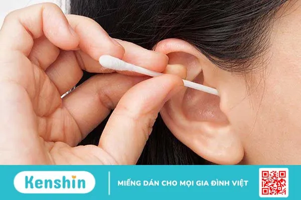 Viêm tai giữa có nên ngoáy tai không?